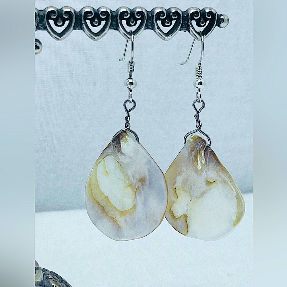 Beautiful Shell Hanging Earrings - Picture 4 of 5